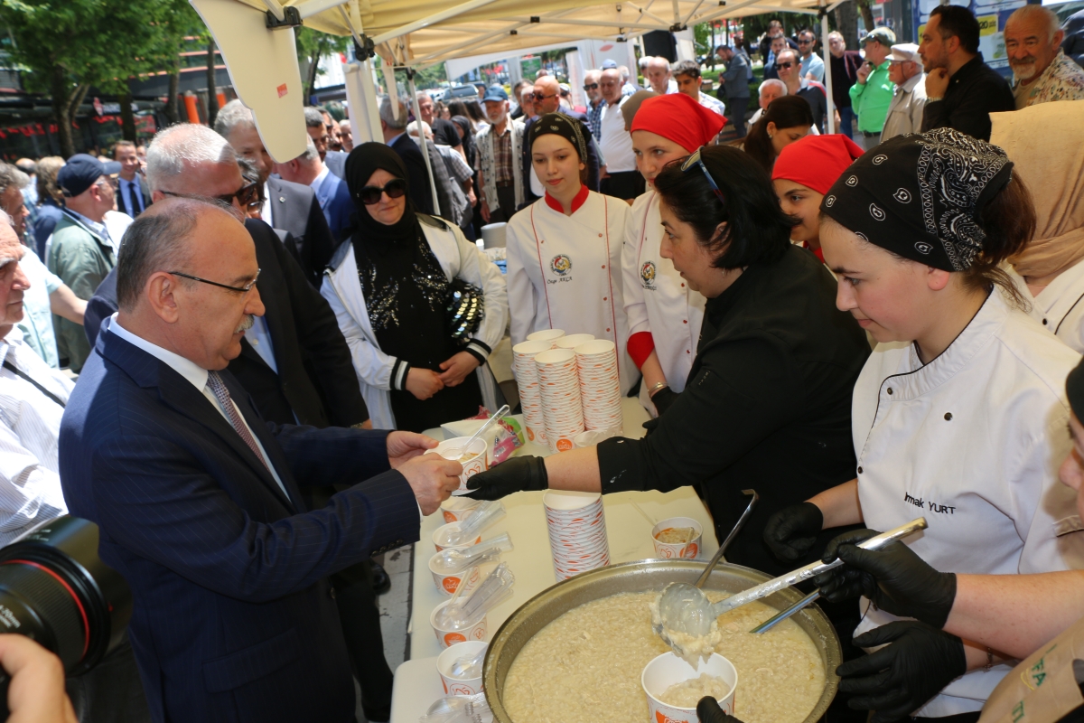 Sakarya İli Yöresel Lezzetlerimiz ve Coğrafi İşaretli Ürünlerimizin Tanıtımı programı AKM önünde gerçekleşti, Programda, Sakarya Ticaret ve Sanayi Odası ile Tüm Restoran ve Turizmciler Derneği Sakarya Şube Başkanlığınca dartı