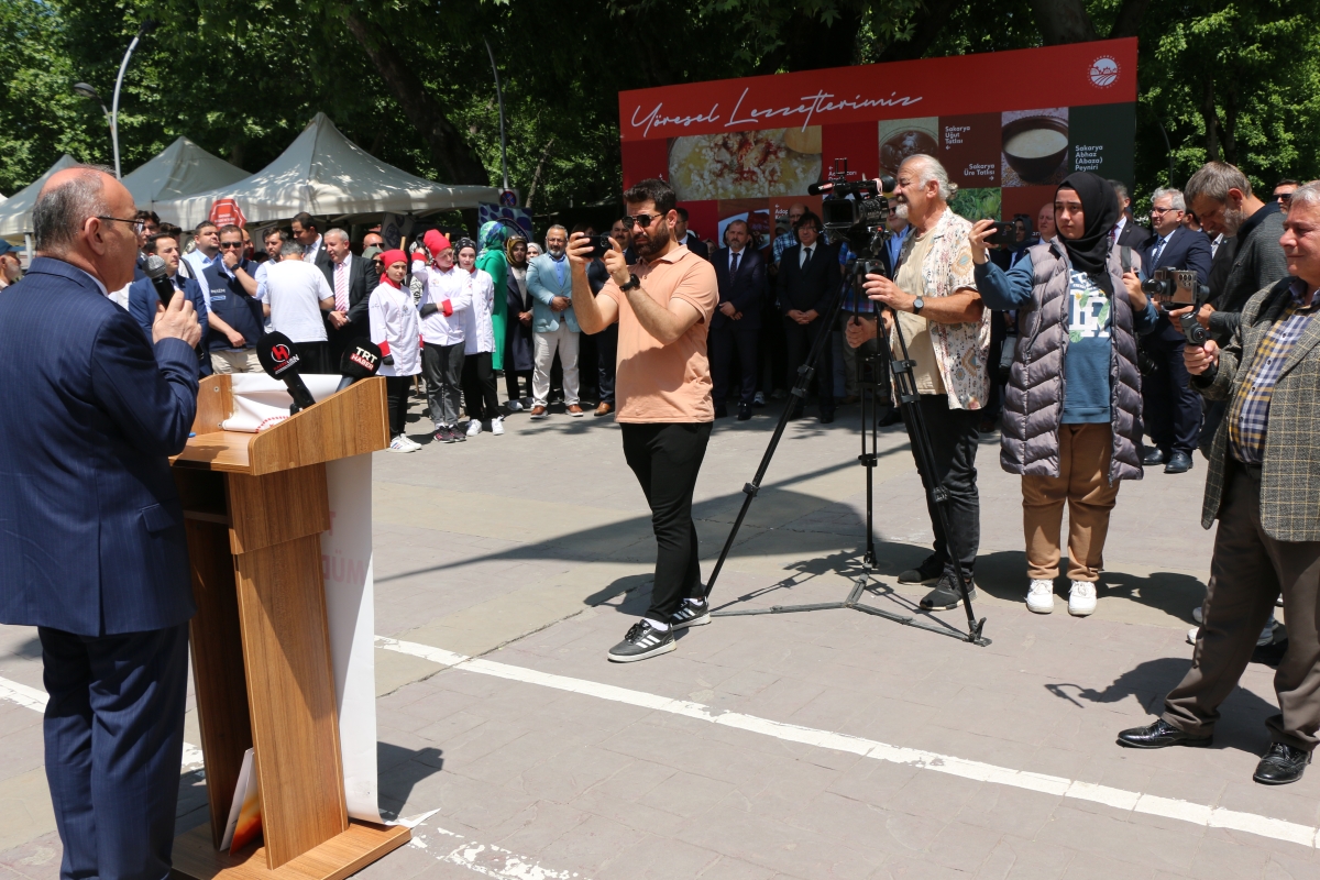 Sakarya İli Yöresel Lezzetlerimiz ve Coğrafi İşaretli Ürünlerimizin Tanıtımı programı AKM önünde gerçekleşti, Programda, Sakarya Ticaret ve Sanayi Odası ile Tüm Restoran ve Turizmciler Derneği Sakarya Şube Başkanlığınca dartı