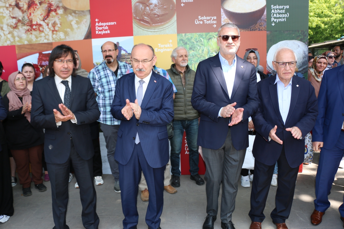 Sakarya İli Yöresel Lezzetlerimiz ve Coğrafi İşaretli Ürünlerimizin Tanıtımı programı AKM önünde gerçekleşti, Programda, Sakarya Ticaret ve Sanayi Odası ile Tüm Restoran ve Turizmciler Derneği Sakarya Şube Başkanlığınca dartı
