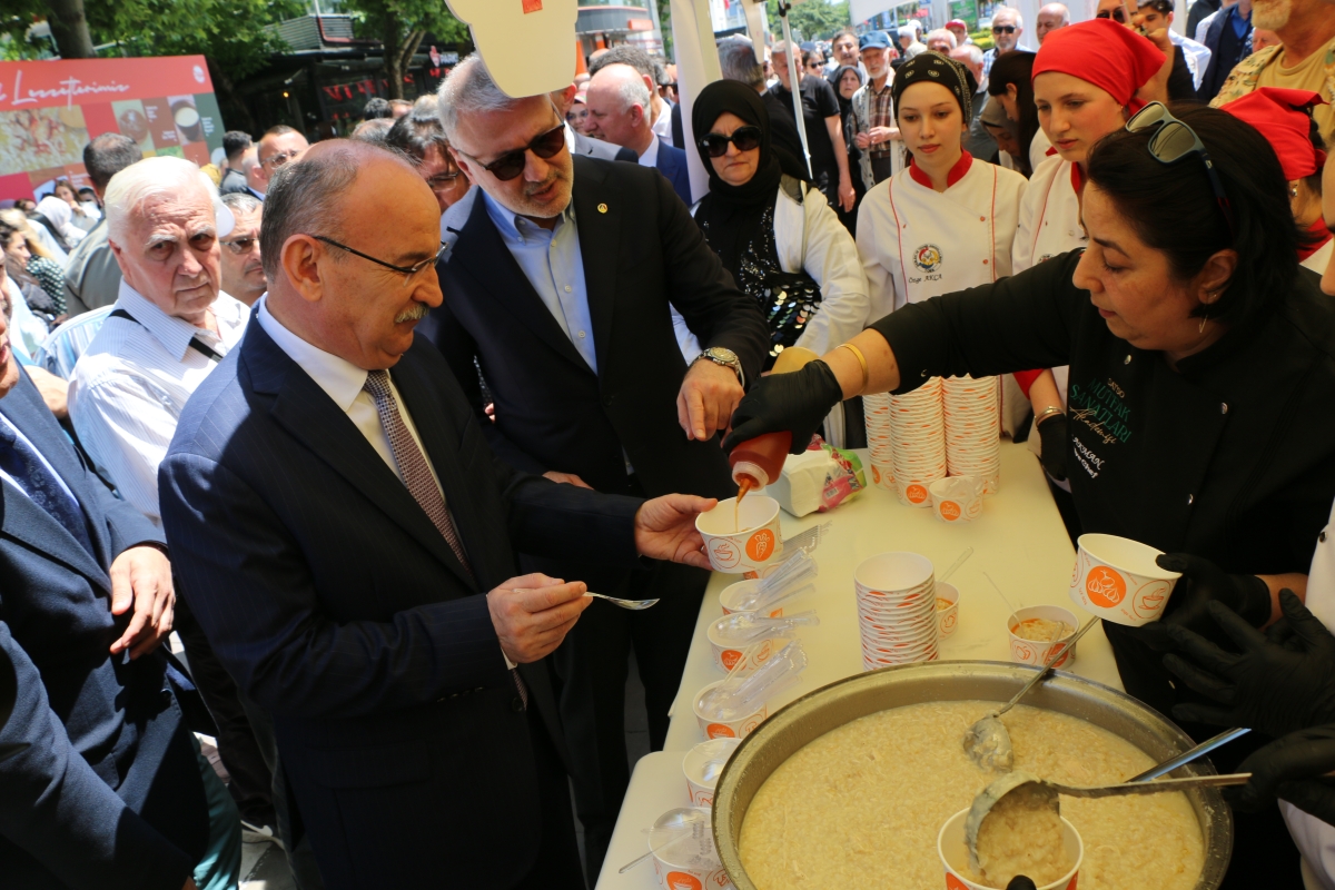 Sakarya İli Yöresel Lezzetlerimiz ve Coğrafi İşaretli Ürünlerimizin Tanıtımı programı AKM önünde gerçekleşti, Programda, Sakarya Ticaret ve Sanayi Odası ile Tüm Restoran ve Turizmciler Derneği Sakarya Şube Başkanlığınca dartı