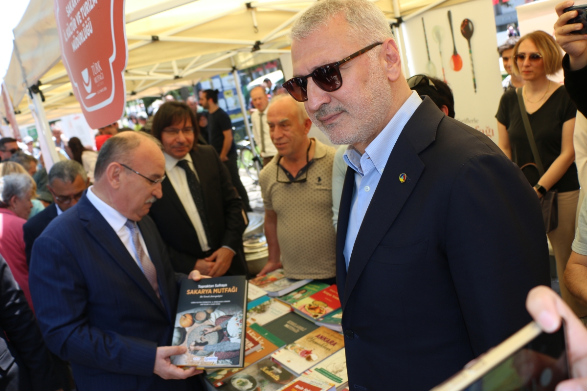 Sakarya İli Yöresel Lezzetlerimiz ve Coğrafi İşaretli Ürünlerimizin Tanıtımı programı AKM önünde gerçekleşti, Programda, Sakarya Ticaret ve Sanayi Odası ile Tüm Restoran ve Turizmciler Derneği Sakarya Şube Başkanlığınca dartı