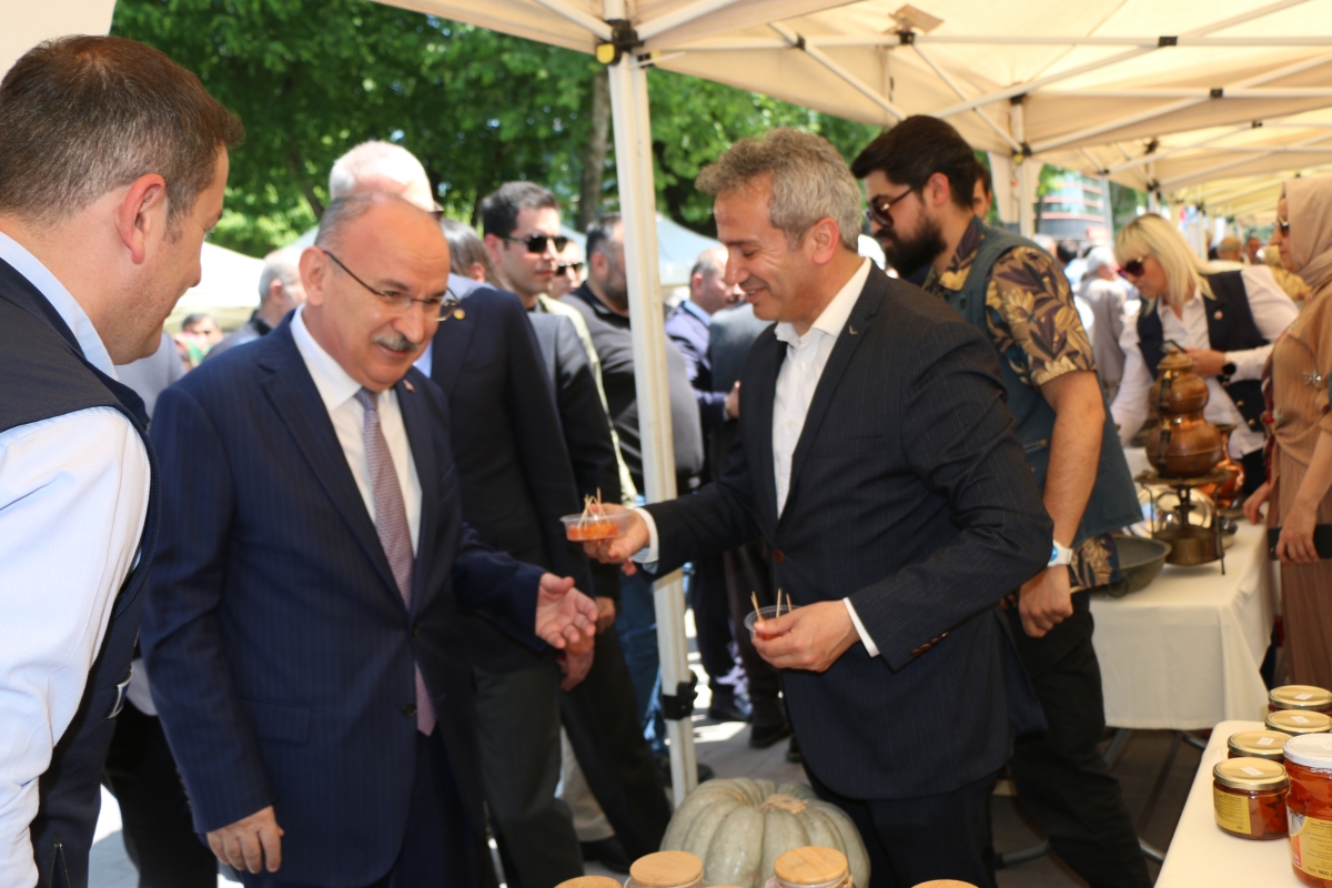 Sakarya İli Yöresel Lezzetlerimiz ve Coğrafi İşaretli Ürünlerimizin Tanıtımı programı AKM önünde gerçekleşti, Programda, Sakarya Ticaret ve Sanayi Odası ile Tüm Restoran ve Turizmciler Derneği Sakarya Şube Başkanlığınca dartı