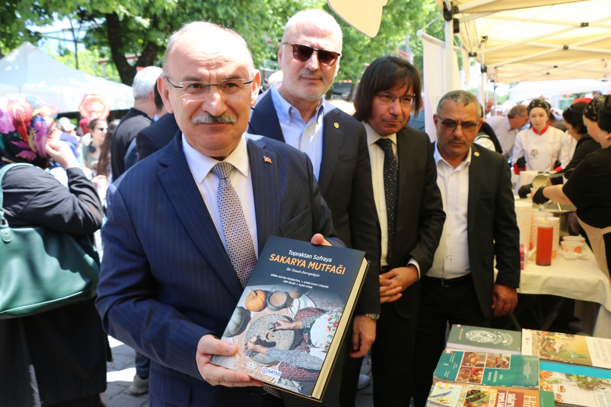 Sakarya İli Yöresel Lezzetlerimiz ve Coğrafi İşaretli Ürünlerimizin Tanıtımı programı AKM önünde gerçekleşti, Programda, Sakarya Ticaret ve Sanayi Odası ile Tüm Restoran ve Turizmciler Derneği Sakarya Şube Başkanlığınca dartı