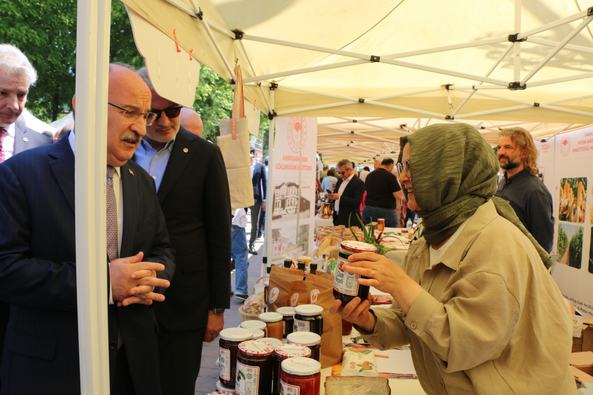 Sakarya İli Yöresel Lezzetlerimiz ve Coğrafi İşaretli Ürünlerimizin Tanıtımı programı AKM önünde gerçekleşti, Programda, Sakarya Ticaret ve Sanayi Odası ile Tüm Restoran ve Turizmciler Derneği Sakarya Şube Başkanlığınca dartı