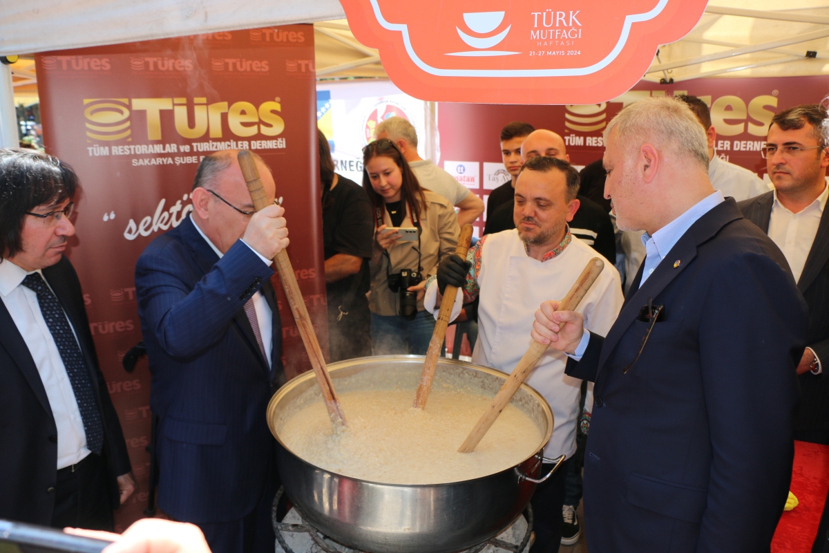 Sakarya İli Yöresel Lezzetlerimiz ve Coğrafi İşaretli Ürünlerimizin Tanıtımı programı AKM önünde gerçekleşti, Programda, Sakarya Ticaret ve Sanayi Odası ile Tüm Restoran ve Turizmciler Derneği Sakarya Şube Başkanlığınca dartı