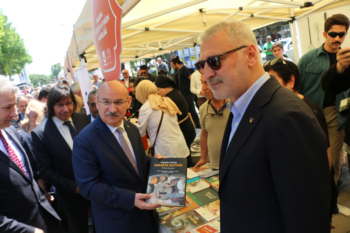 Sakarya İli Yöresel Lezzetlerimiz ve Coğrafi İşaretli Ürünlerimizin Tanıtımı programı AKM önünde gerçekleşti, Programda, Sakarya Ticaret ve Sanayi Odası ile Tüm Restoran ve Turizmciler Derneği Sakarya Şube Başkanlığınca dartı