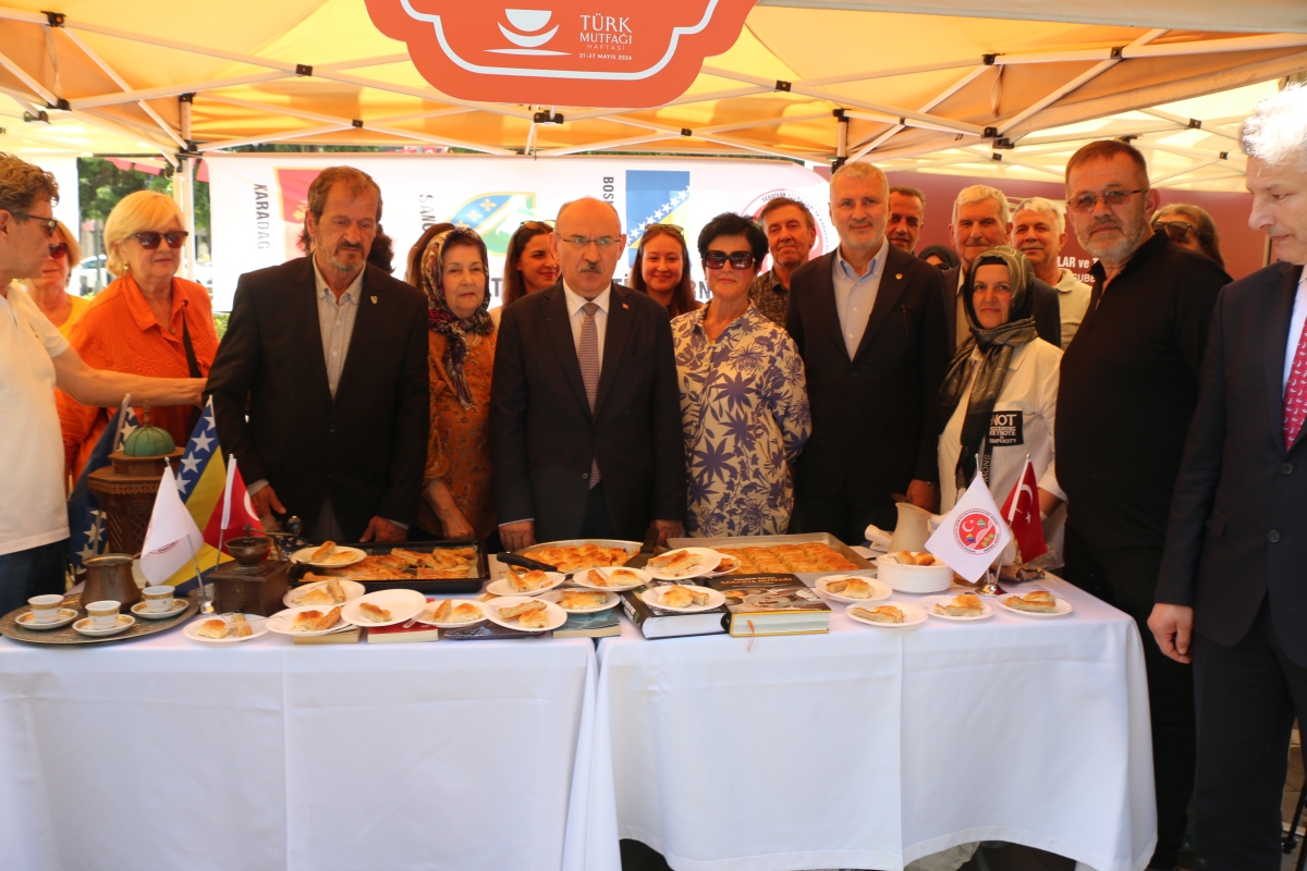 Sakarya İli Yöresel Lezzetlerimiz ve Coğrafi İşaretli Ürünlerimizin Tanıtımı programı AKM önünde gerçekleşti, Programda, Sakarya Ticaret ve Sanayi Odası ile Tüm Restoran ve Turizmciler Derneği Sakarya Şube Başkanlığınca dartı