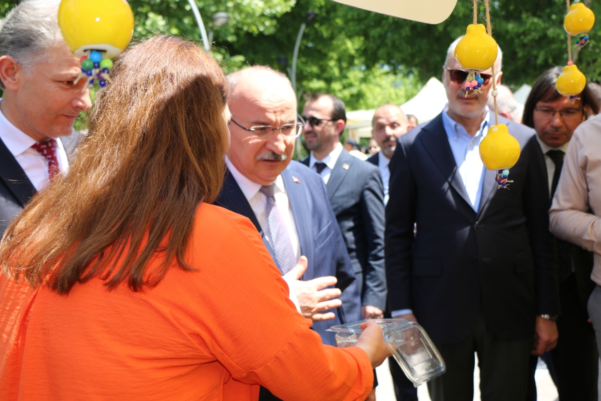 Sakarya İli Yöresel Lezzetlerimiz ve Coğrafi İşaretli Ürünlerimizin Tanıtımı programı AKM önünde gerçekleşti, Programda, Sakarya Ticaret ve Sanayi Odası ile Tüm Restoran ve Turizmciler Derneği Sakarya Şube Başkanlığınca dartı