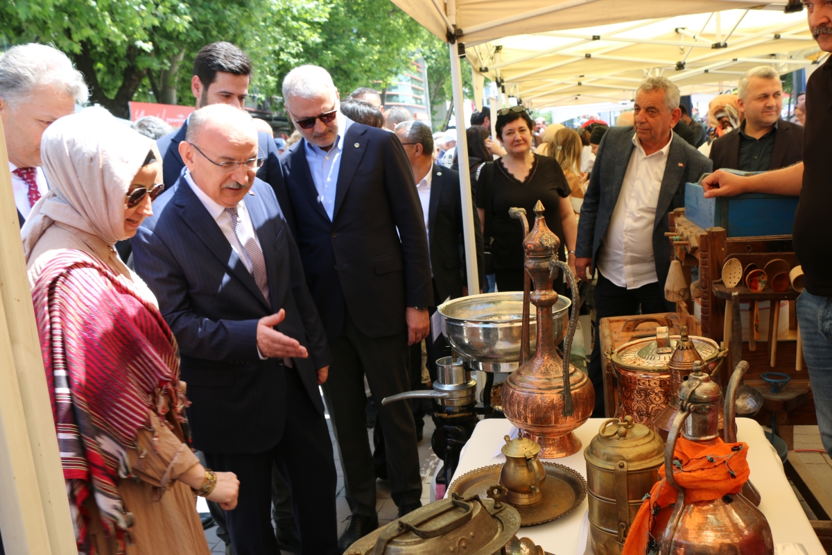 Sakarya İli Yöresel Lezzetlerimiz ve Coğrafi İşaretli Ürünlerimizin Tanıtımı programı AKM önünde gerçekleşti, Programda, Sakarya Ticaret ve Sanayi Odası ile Tüm Restoran ve Turizmciler Derneği Sakarya Şube Başkanlığınca dartı