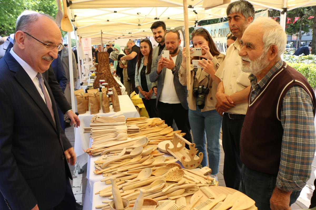 Sakarya İli Yöresel Lezzetlerimiz ve Coğrafi İşaretli Ürünlerimizin Tanıtımı programı AKM önünde gerçekleşti, Programda, Sakarya Ticaret ve Sanayi Odası ile Tüm Restoran ve Turizmciler Derneği Sakarya Şube Başkanlığınca dartı