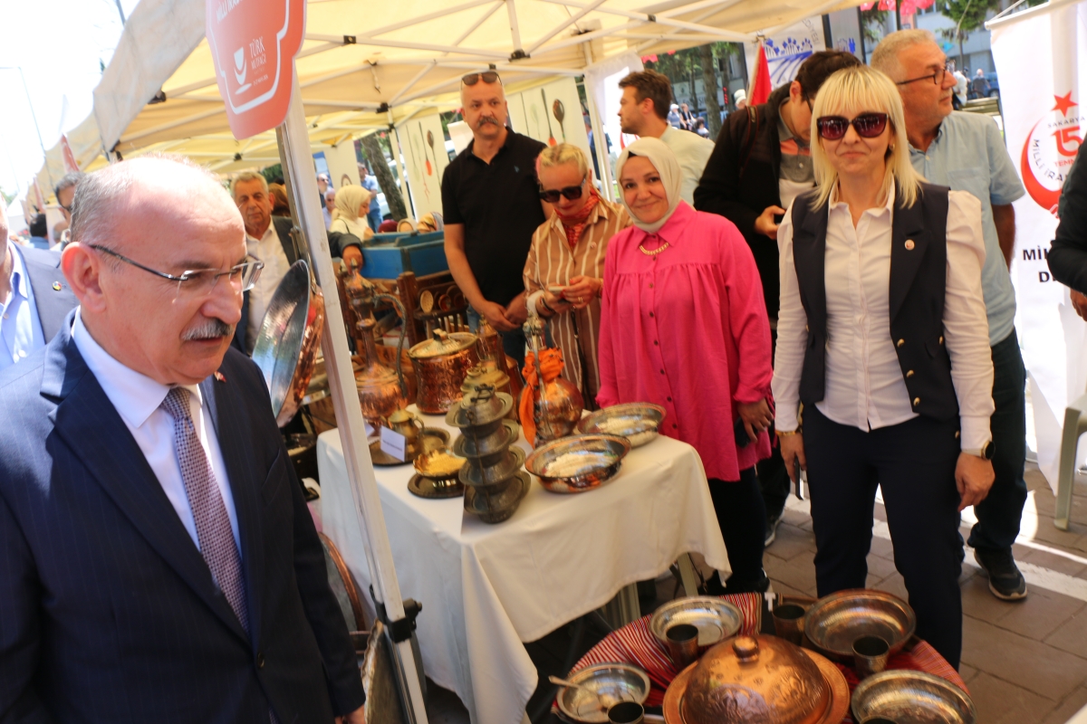 Sakarya İli Yöresel Lezzetlerimiz ve Coğrafi İşaretli Ürünlerimizin Tanıtımı programı AKM önünde gerçekleşti, Programda, Sakarya Ticaret ve Sanayi Odası ile Tüm Restoran ve Turizmciler Derneği Sakarya Şube Başkanlığınca dartı