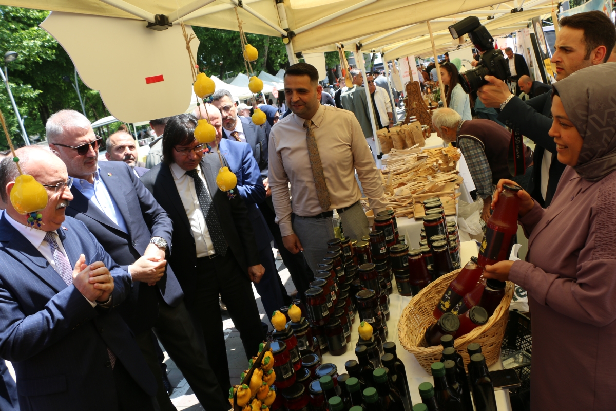 Sakarya İli Yöresel Lezzetlerimiz ve Coğrafi İşaretli Ürünlerimizin Tanıtımı programı AKM önünde gerçekleşti, Programda, Sakarya Ticaret ve Sanayi Odası ile Tüm Restoran ve Turizmciler Derneği Sakarya Şube Başkanlığınca dartı
