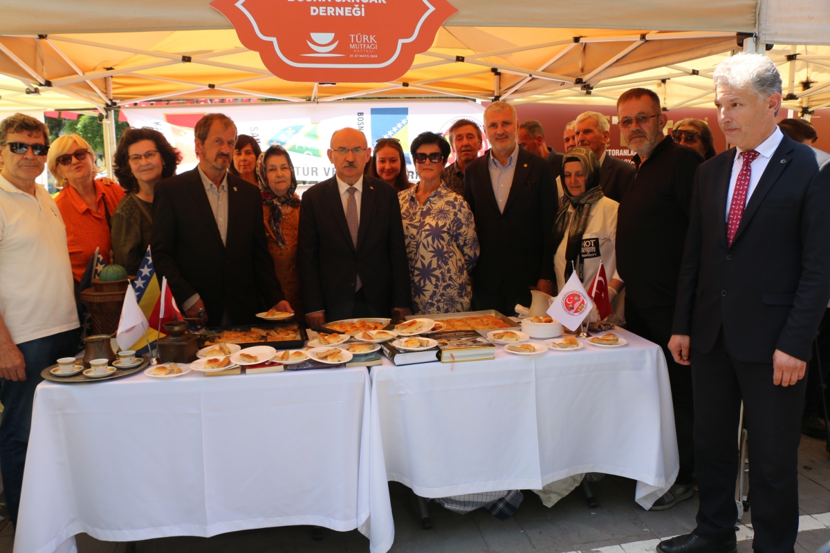 Sakarya İli Yöresel Lezzetlerimiz ve Coğrafi İşaretli Ürünlerimizin Tanıtımı programı AKM önünde gerçekleşti, Programda, Sakarya Ticaret ve Sanayi Odası ile Tüm Restoran ve Turizmciler Derneği Sakarya Şube Başkanlığınca dartı
