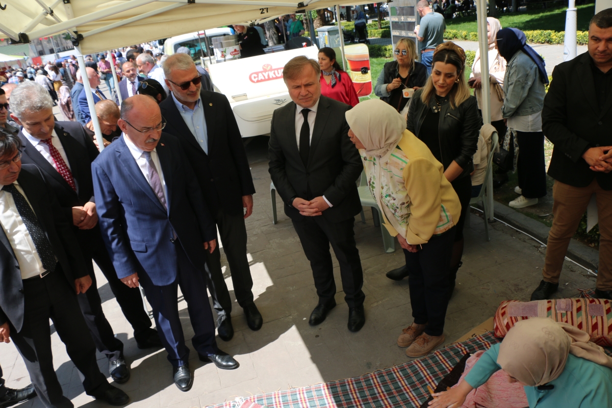 Sakarya İli Yöresel Lezzetlerimiz ve Coğrafi İşaretli Ürünlerimizin Tanıtımı programı AKM önünde gerçekleşti, Programda, Sakarya Ticaret ve Sanayi Odası ile Tüm Restoran ve Turizmciler Derneği Sakarya Şube Başkanlığınca dartı