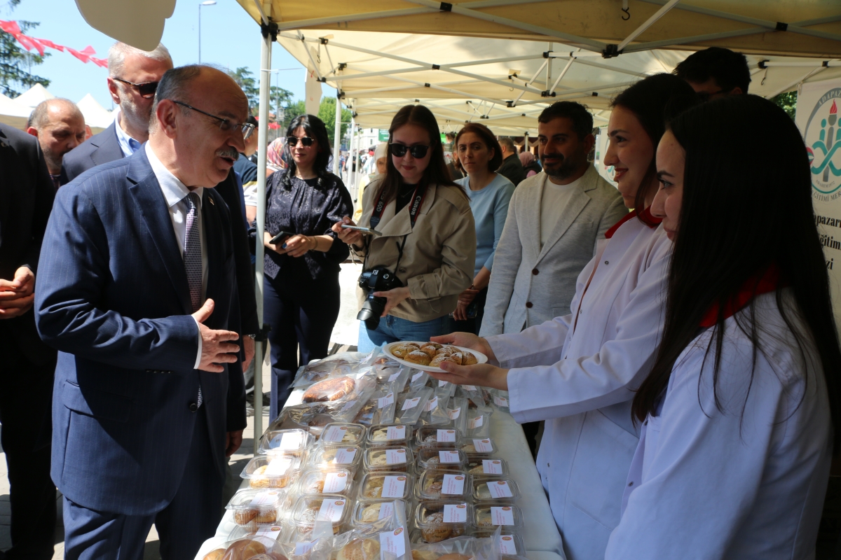 Sakarya İli Yöresel Lezzetlerimiz ve Coğrafi İşaretli Ürünlerimizin Tanıtımı programı AKM önünde gerçekleşti, Programda, Sakarya Ticaret ve Sanayi Odası ile Tüm Restoran ve Turizmciler Derneği Sakarya Şube Başkanlığınca dartı