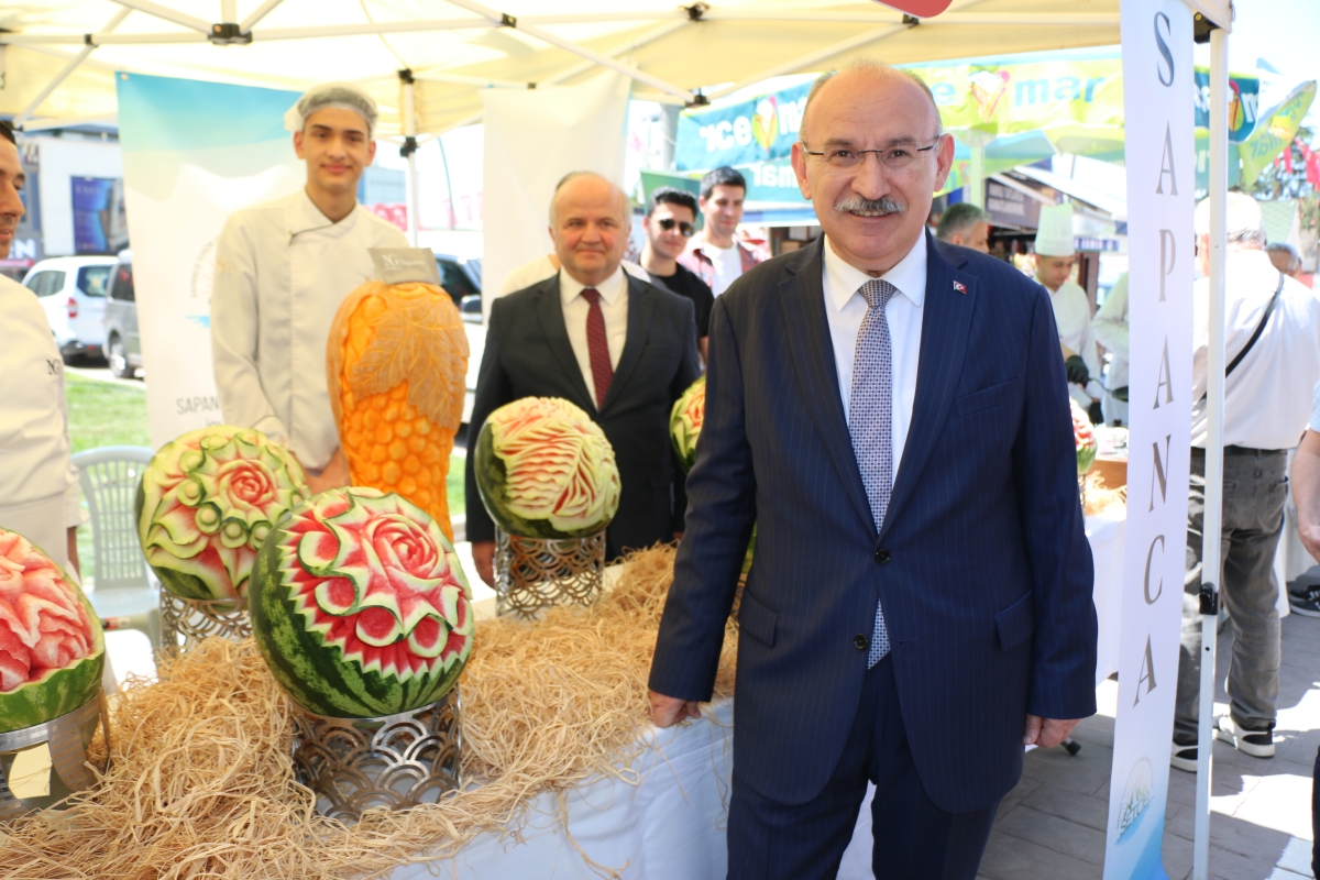 Sakarya İli Yöresel Lezzetlerimiz ve Coğrafi İşaretli Ürünlerimizin Tanıtımı programı AKM önünde gerçekleşti, Programda, Sakarya Ticaret ve Sanayi Odası ile Tüm Restoran ve Turizmciler Derneği Sakarya Şube Başkanlığınca dartı