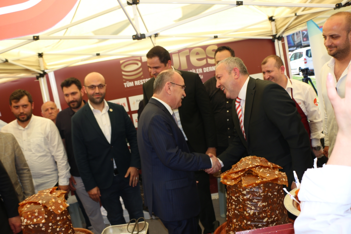 Sakarya İli Yöresel Lezzetlerimiz ve Coğrafi İşaretli Ürünlerimizin Tanıtımı programı AKM önünde gerçekleşti, Programda, Sakarya Ticaret ve Sanayi Odası ile Tüm Restoran ve Turizmciler Derneği Sakarya Şube Başkanlığınca dartı