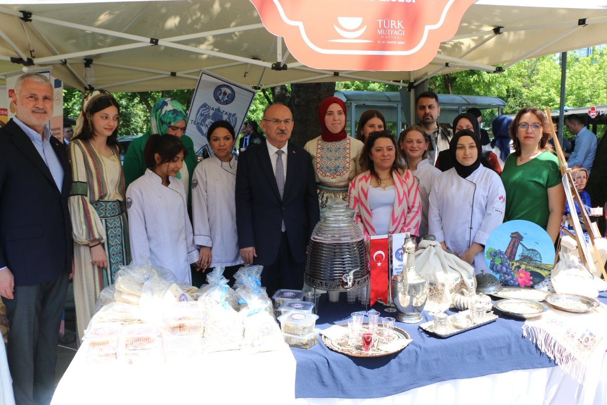 Sakarya İli Yöresel Lezzetlerimiz ve Coğrafi İşaretli Ürünlerimizin Tanıtımı programı AKM önünde gerçekleşti, Programda, Sakarya Ticaret ve Sanayi Odası ile Tüm Restoran ve Turizmciler Derneği Sakarya Şube Başkanlığınca dartı