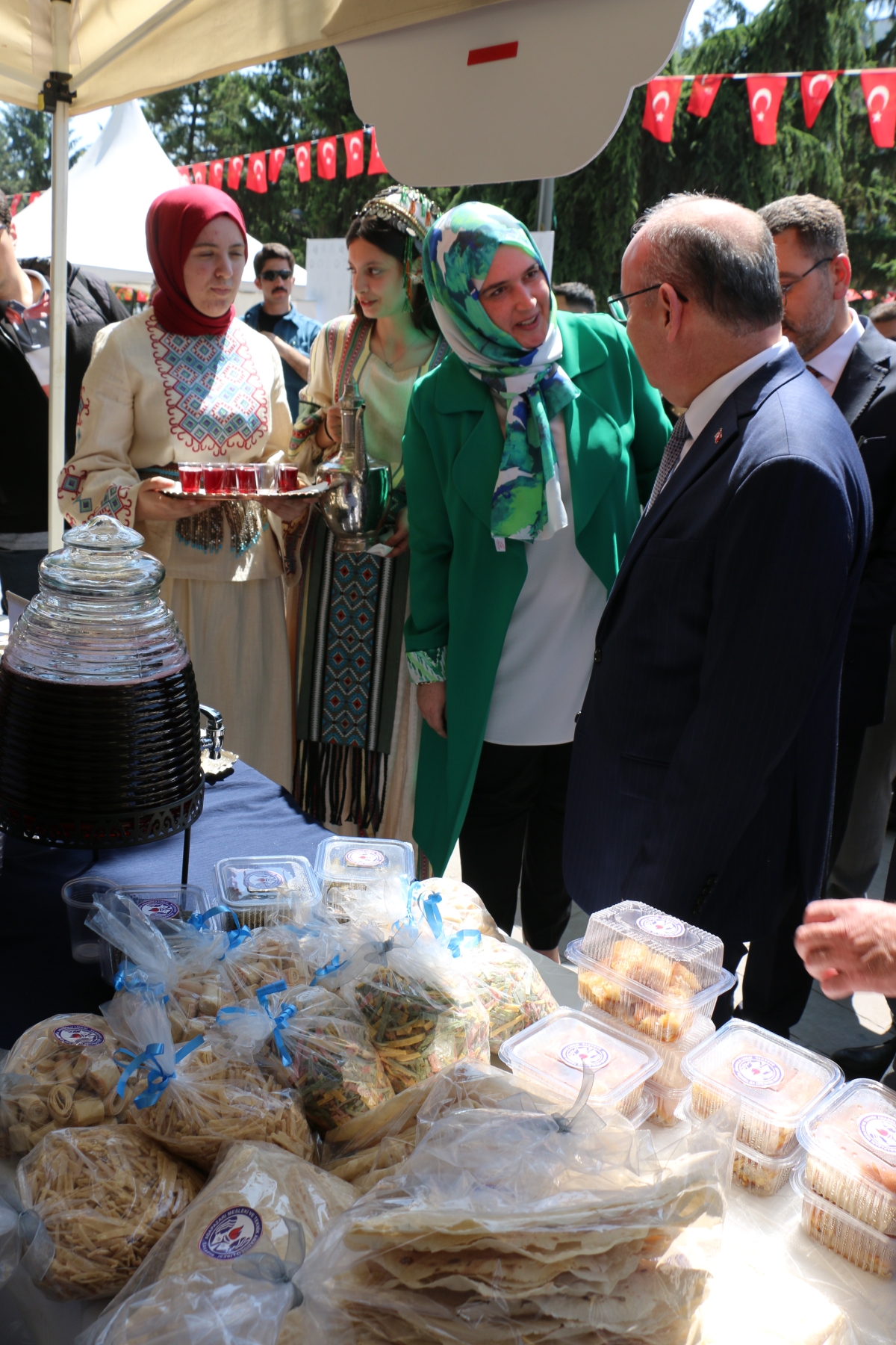 Sakarya İli Yöresel Lezzetlerimiz ve Coğrafi İşaretli Ürünlerimizin Tanıtımı programı AKM önünde gerçekleşti, Programda, Sakarya Ticaret ve Sanayi Odası ile Tüm Restoran ve Turizmciler Derneği Sakarya Şube Başkanlığınca dartı