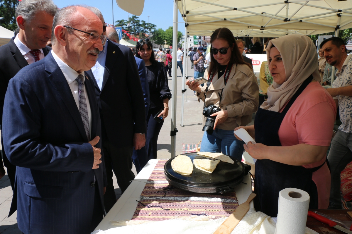 Sakarya İli Yöresel Lezzetlerimiz ve Coğrafi İşaretli Ürünlerimizin Tanıtımı programı AKM önünde gerçekleşti, Programda, Sakarya Ticaret ve Sanayi Odası ile Tüm Restoran ve Turizmciler Derneği Sakarya Şube Başkanlığınca dartı