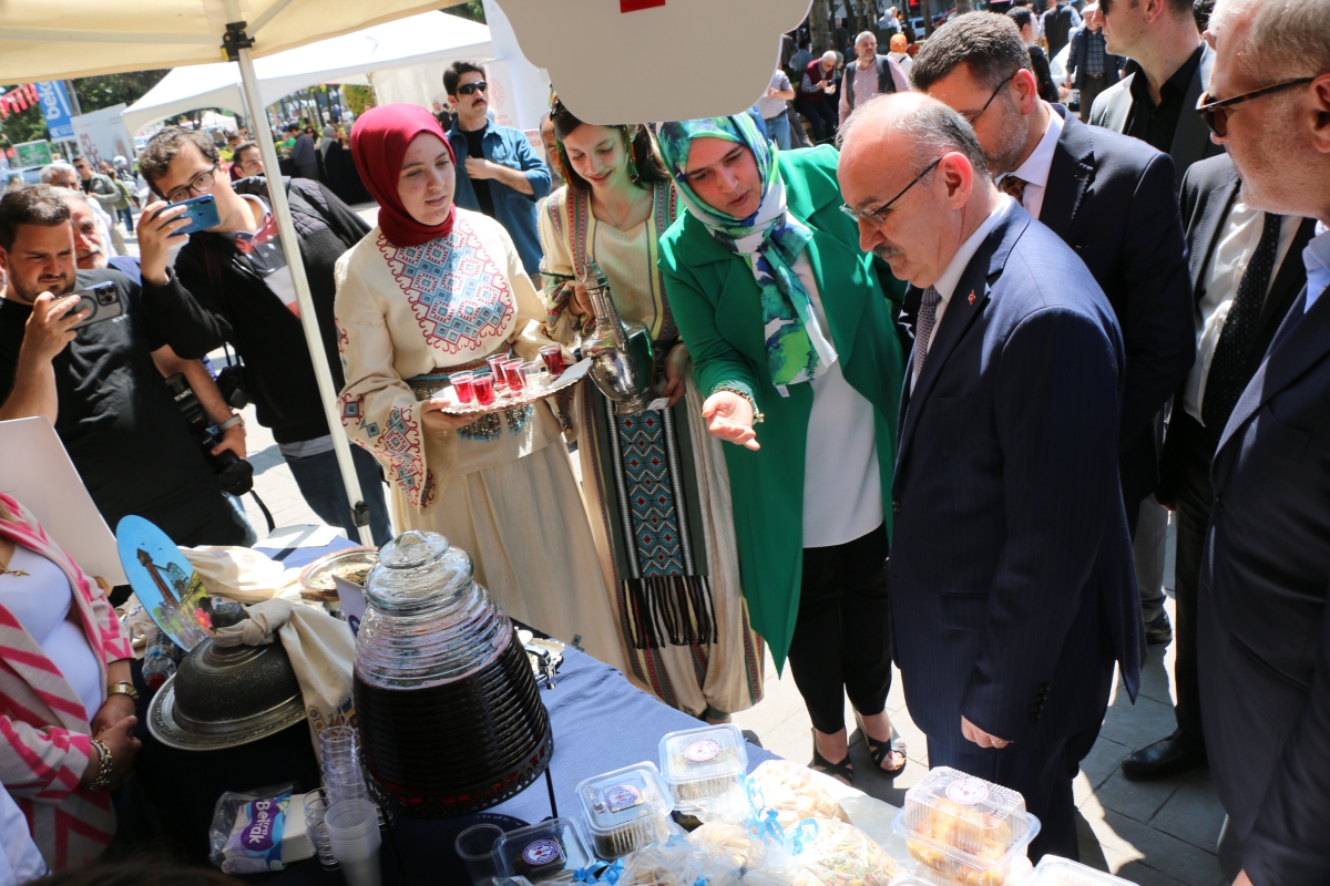Sakarya İli Yöresel Lezzetlerimiz ve Coğrafi İşaretli Ürünlerimizin Tanıtımı programı AKM önünde gerçekleşti, Programda, Sakarya Ticaret ve Sanayi Odası ile Tüm Restoran ve Turizmciler Derneği Sakarya Şube Başkanlığınca dartı