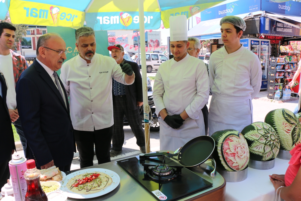 Sakarya İli Yöresel Lezzetlerimiz ve Coğrafi İşaretli Ürünlerimizin Tanıtımı programı AKM önünde gerçekleşti, Programda, Sakarya Ticaret ve Sanayi Odası ile Tüm Restoran ve Turizmciler Derneği Sakarya Şube Başkanlığınca dartı