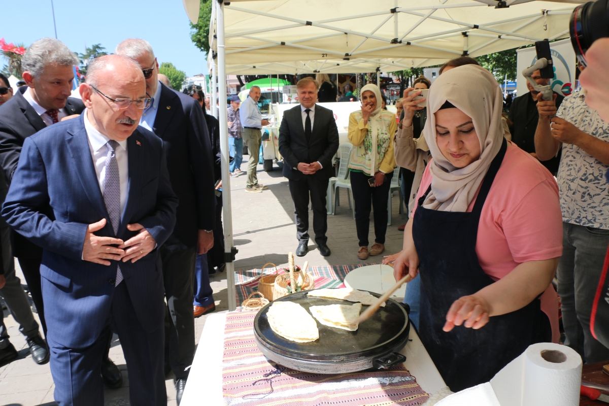 Sakarya İli Yöresel Lezzetlerimiz ve Coğrafi İşaretli Ürünlerimizin Tanıtımı programı AKM önünde gerçekleşti, Programda, Sakarya Ticaret ve Sanayi Odası ile Tüm Restoran ve Turizmciler Derneği Sakarya Şube Başkanlığınca dartı