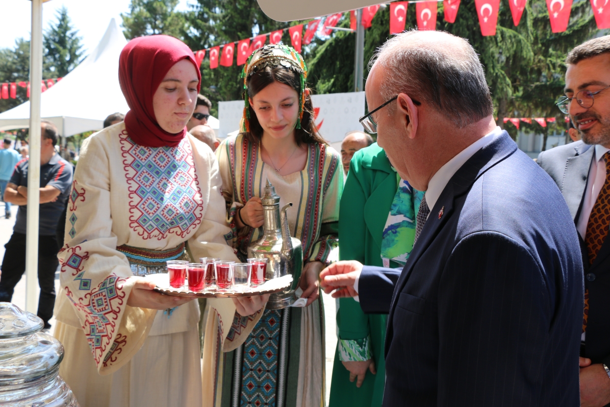 Sakarya İli Yöresel Lezzetlerimiz ve Coğrafi İşaretli Ürünlerimizin Tanıtımı programı AKM önünde gerçekleşti, Programda, Sakarya Ticaret ve Sanayi Odası ile Tüm Restoran ve Turizmciler Derneği Sakarya Şube Başkanlığınca dartı