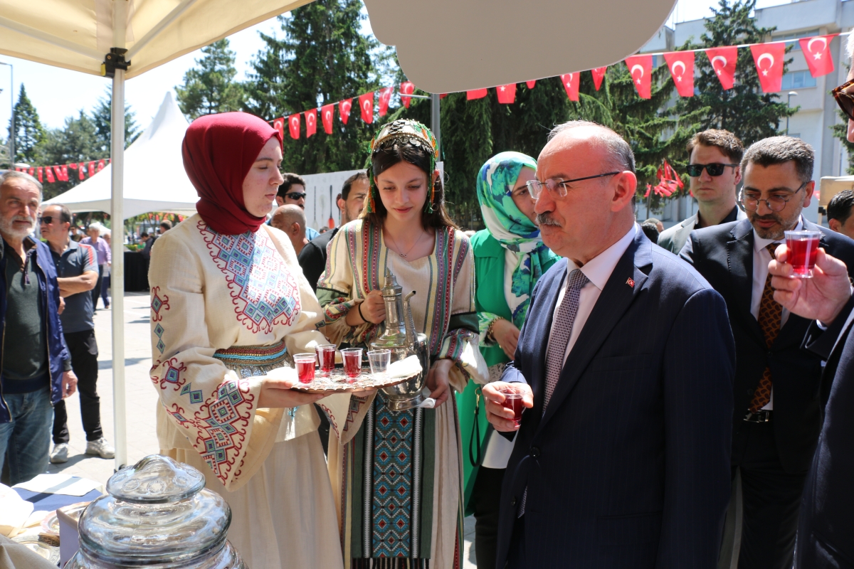Sakarya İli Yöresel Lezzetlerimiz ve Coğrafi İşaretli Ürünlerimizin Tanıtımı programı AKM önünde gerçekleşti, Programda, Sakarya Ticaret ve Sanayi Odası ile Tüm Restoran ve Turizmciler Derneği Sakarya Şube Başkanlığınca dartı