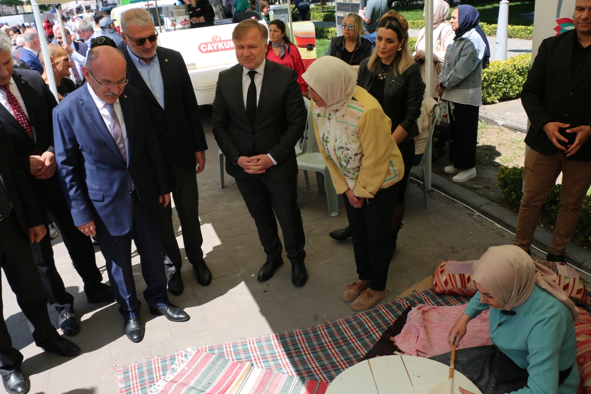 Sakarya İli Yöresel Lezzetlerimiz ve Coğrafi İşaretli Ürünlerimizin Tanıtımı programı AKM önünde gerçekleşti, Programda, Sakarya Ticaret ve Sanayi Odası ile Tüm Restoran ve Turizmciler Derneği Sakarya Şube Başkanlığınca dartı