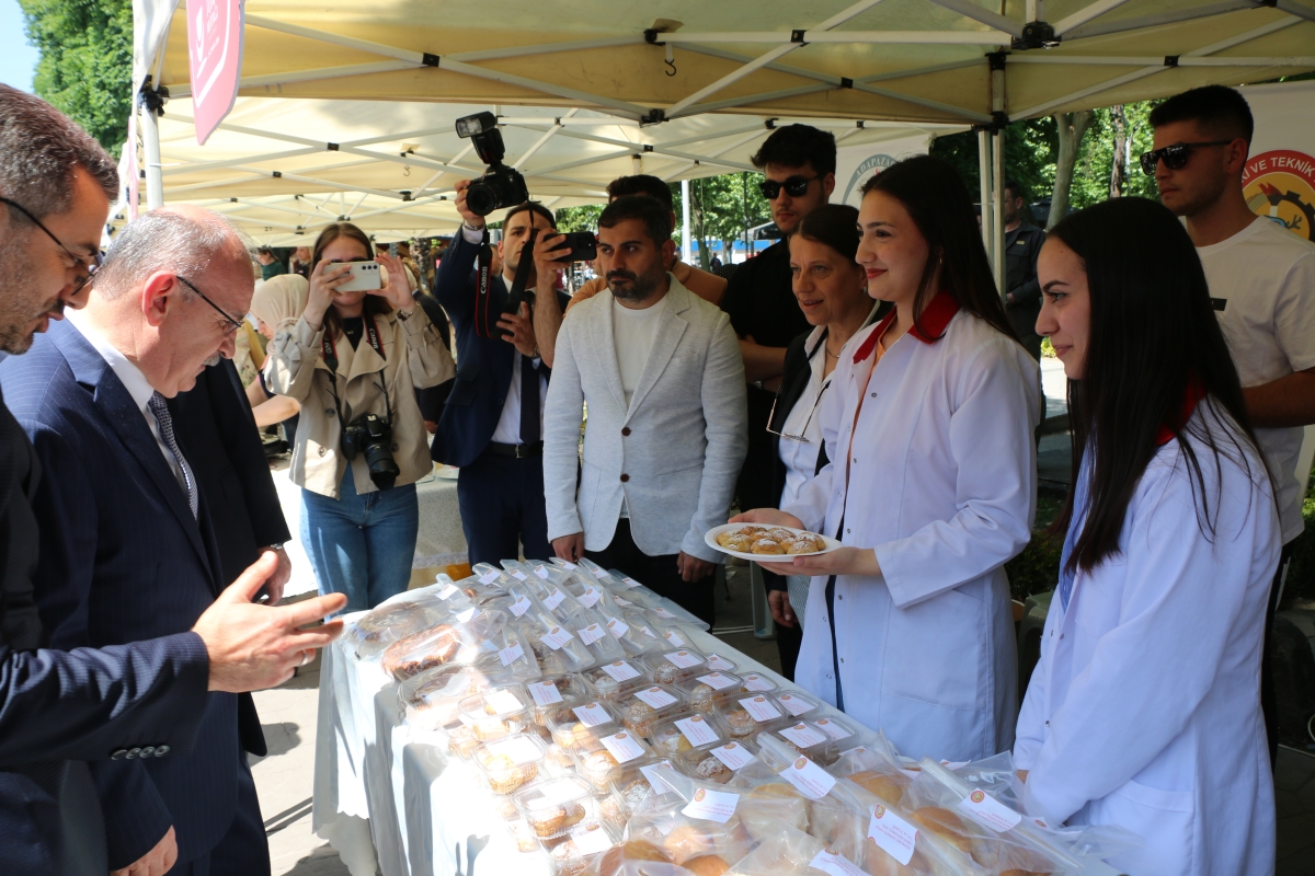 Sakarya İli Yöresel Lezzetlerimiz ve Coğrafi İşaretli Ürünlerimizin Tanıtımı programı AKM önünde gerçekleşti, Programda, Sakarya Ticaret ve Sanayi Odası ile Tüm Restoran ve Turizmciler Derneği Sakarya Şube Başkanlığınca dartı