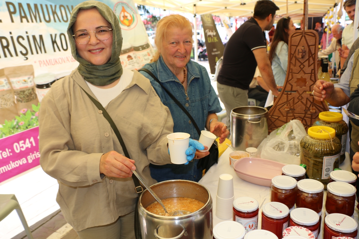 Sakarya İli Yöresel Lezzetlerimiz ve Coğrafi İşaretli Ürünlerimizin Tanıtımı programı AKM önünde gerçekleşti, Programda, Sakarya Ticaret ve Sanayi Odası ile Tüm Restoran ve Turizmciler Derneği Sakarya Şube Başkanlığınca dartı