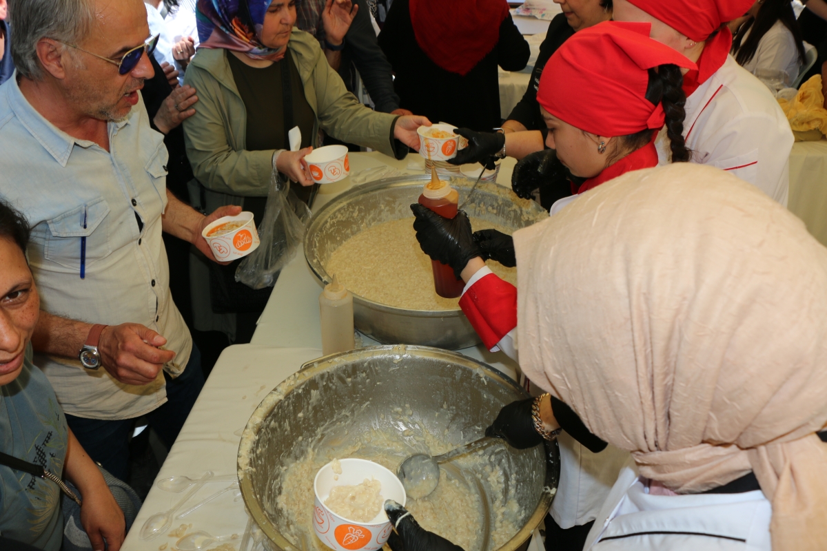 Sakarya İli Yöresel Lezzetlerimiz ve Coğrafi İşaretli Ürünlerimizin Tanıtımı programı AKM önünde gerçekleşti, Programda, Sakarya Ticaret ve Sanayi Odası ile Tüm Restoran ve Turizmciler Derneği Sakarya Şube Başkanlığınca dartı