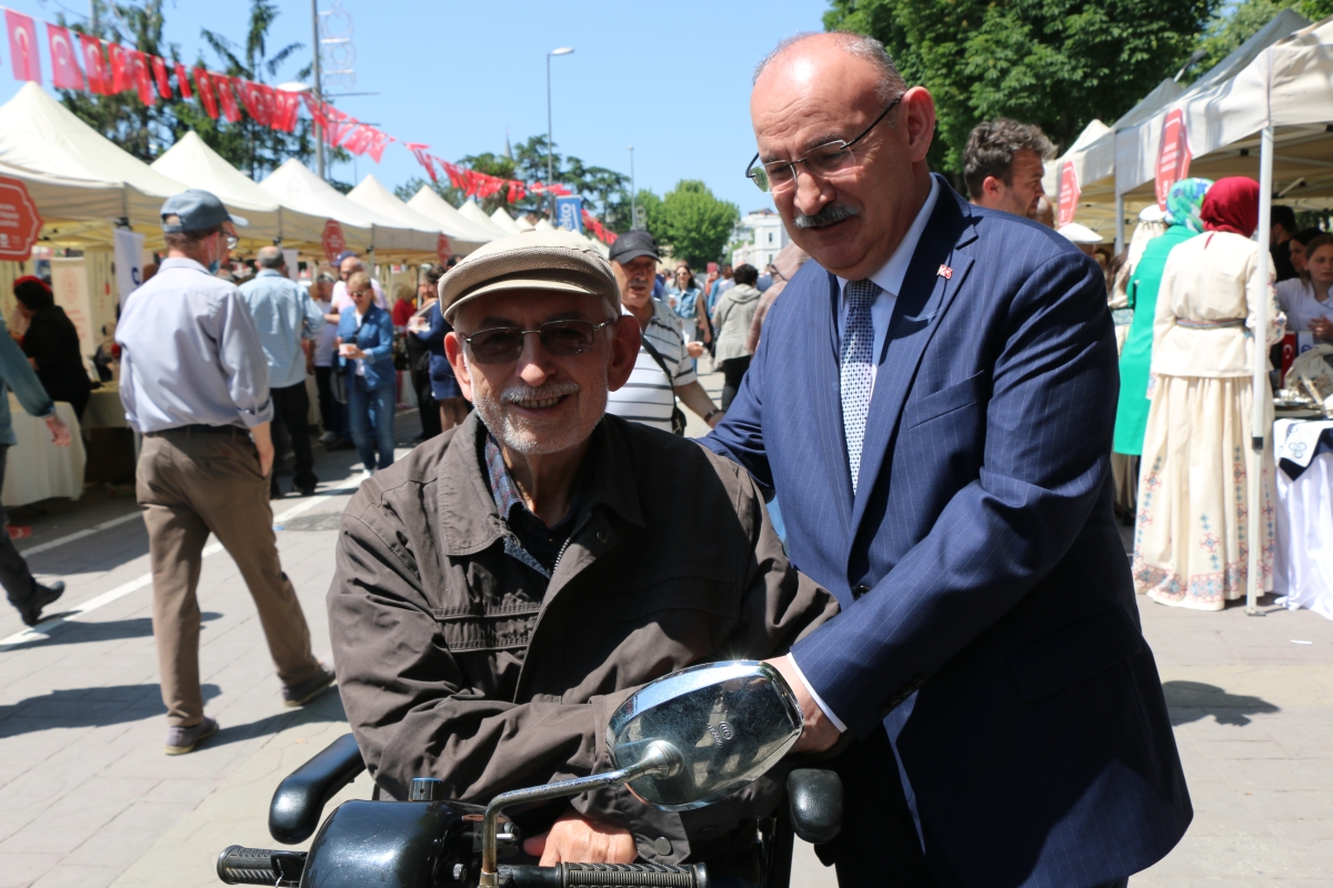 Sakarya İli Yöresel Lezzetlerimiz ve Coğrafi İşaretli Ürünlerimizin Tanıtımı programı AKM önünde gerçekleşti, Programda, Sakarya Ticaret ve Sanayi Odası ile Tüm Restoran ve Turizmciler Derneği Sakarya Şube Başkanlığınca dartı