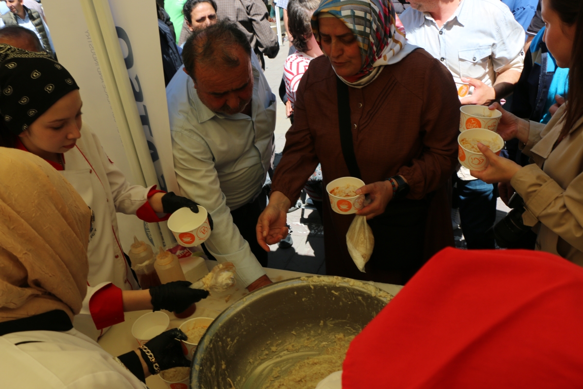Sakarya İli Yöresel Lezzetlerimiz ve Coğrafi İşaretli Ürünlerimizin Tanıtımı programı AKM önünde gerçekleşti, Programda, Sakarya Ticaret ve Sanayi Odası ile Tüm Restoran ve Turizmciler Derneği Sakarya Şube Başkanlığınca dartı
