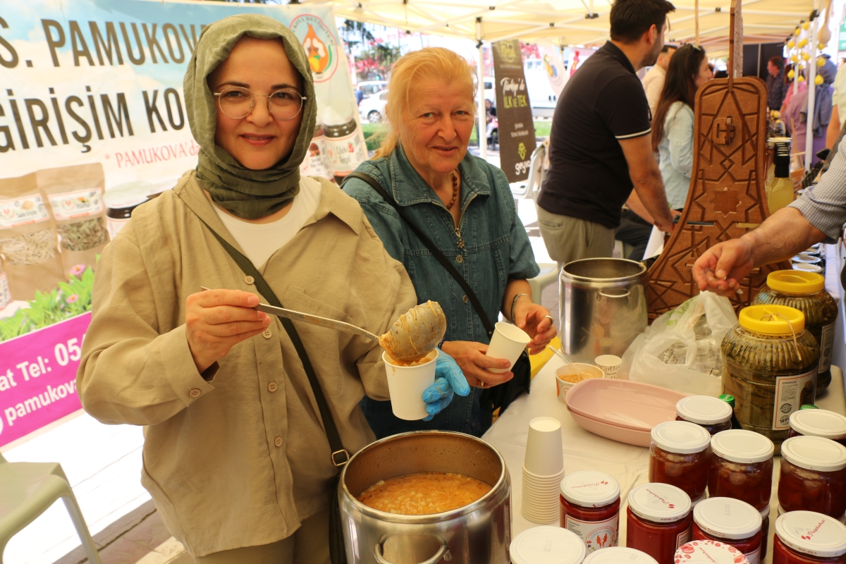 Sakarya İli Yöresel Lezzetlerimiz ve Coğrafi İşaretli Ürünlerimizin Tanıtımı programı AKM önünde gerçekleşti, Programda, Sakarya Ticaret ve Sanayi Odası ile Tüm Restoran ve Turizmciler Derneği Sakarya Şube Başkanlığınca dartı