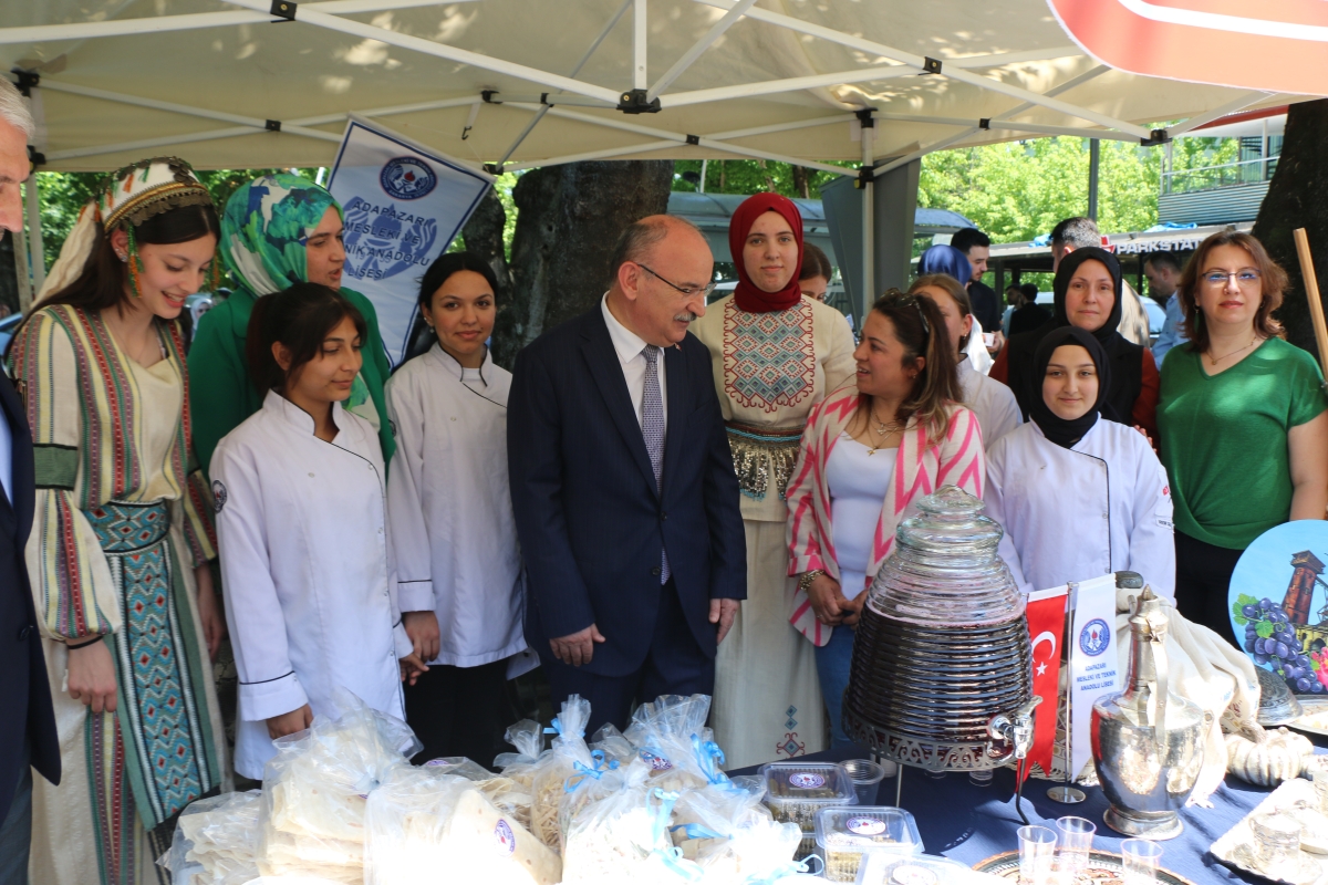 Sakarya İli Yöresel Lezzetlerimiz ve Coğrafi İşaretli Ürünlerimizin Tanıtımı programı AKM önünde gerçekleşti, Programda, Sakarya Ticaret ve Sanayi Odası ile Tüm Restoran ve Turizmciler Derneği Sakarya Şube Başkanlığınca dartı