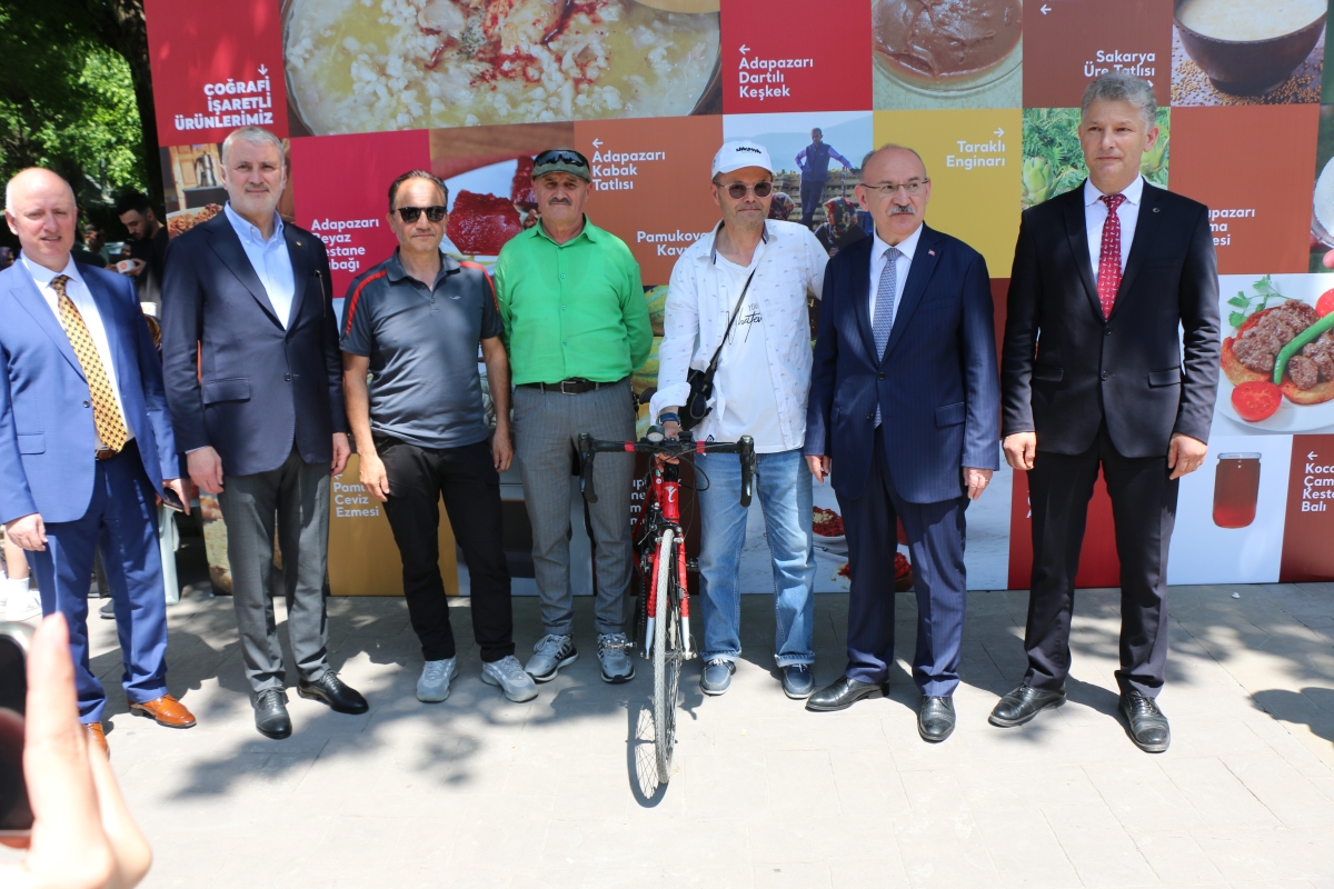 Sakarya İli Yöresel Lezzetlerimiz ve Coğrafi İşaretli Ürünlerimizin Tanıtımı programı AKM önünde gerçekleşti, Programda, Sakarya Ticaret ve Sanayi Odası ile Tüm Restoran ve Turizmciler Derneği Sakarya Şube Başkanlığınca dartı