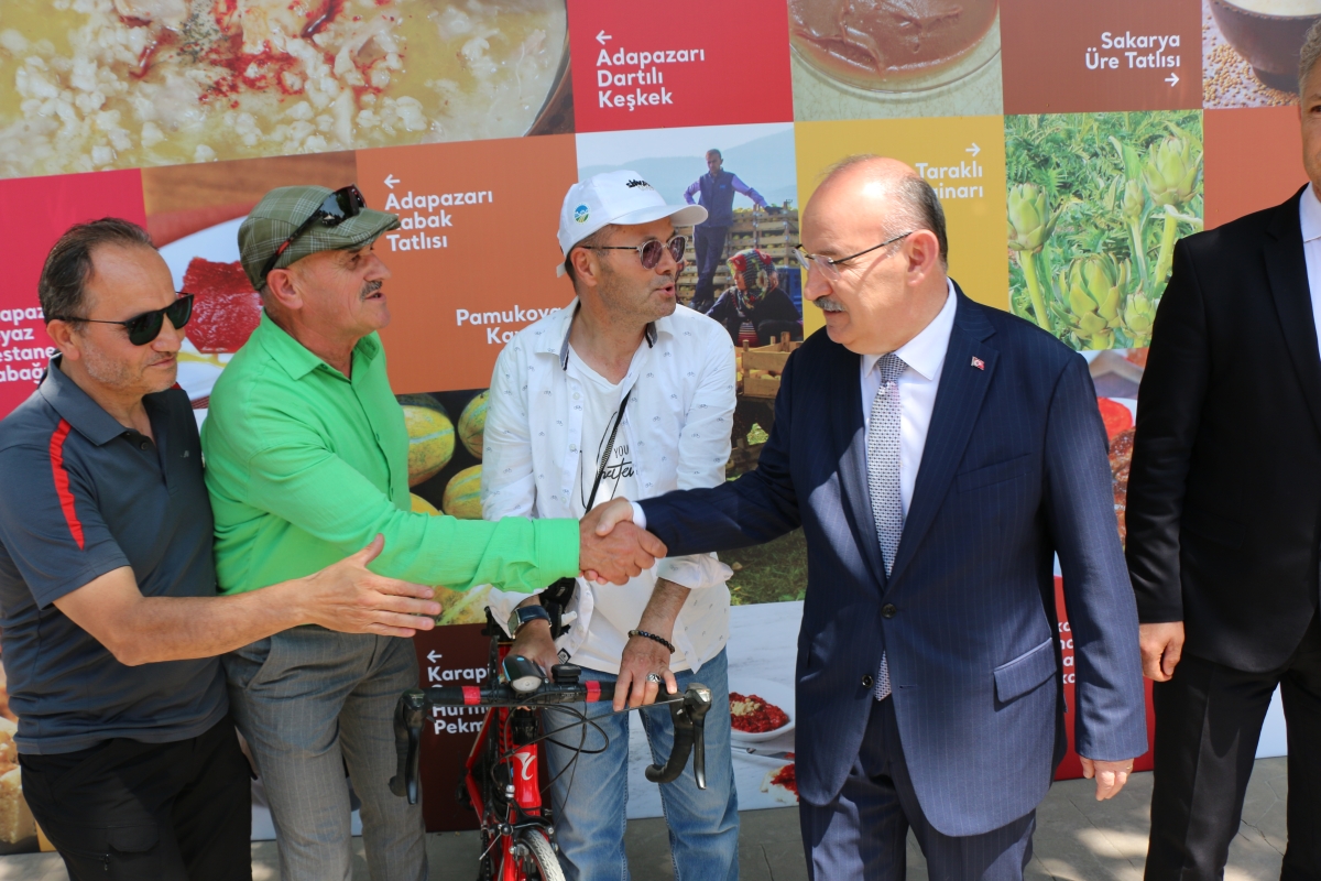 Sakarya İli Yöresel Lezzetlerimiz ve Coğrafi İşaretli Ürünlerimizin Tanıtımı programı AKM önünde gerçekleşti, Programda, Sakarya Ticaret ve Sanayi Odası ile Tüm Restoran ve Turizmciler Derneği Sakarya Şube Başkanlığınca dartı