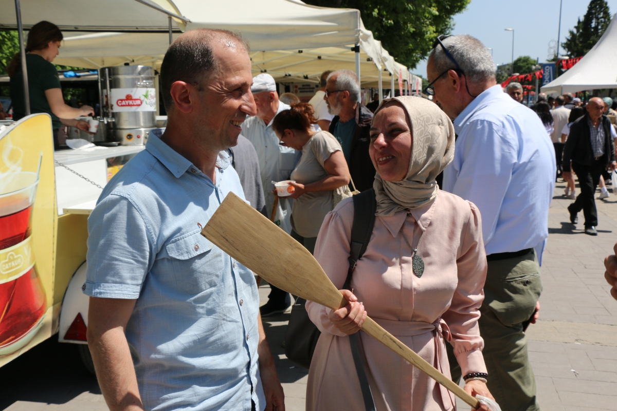 Sakarya İli Yöresel Lezzetlerimiz ve Coğrafi İşaretli Ürünlerimizin Tanıtımı programı AKM önünde gerçekleşti, Programda, Sakarya Ticaret ve Sanayi Odası ile Tüm Restoran ve Turizmciler Derneği Sakarya Şube Başkanlığınca dartı