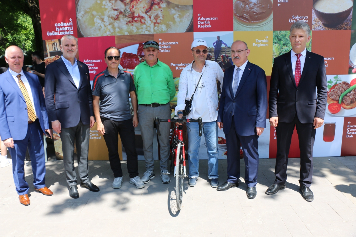 Sakarya İli Yöresel Lezzetlerimiz ve Coğrafi İşaretli Ürünlerimizin Tanıtımı programı AKM önünde gerçekleşti, Programda, Sakarya Ticaret ve Sanayi Odası ile Tüm Restoran ve Turizmciler Derneği Sakarya Şube Başkanlığınca dartı