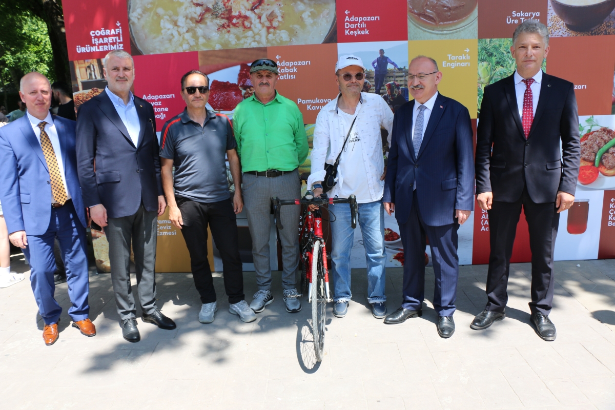 Sakarya İli Yöresel Lezzetlerimiz ve Coğrafi İşaretli Ürünlerimizin Tanıtımı programı AKM önünde gerçekleşti, Programda, Sakarya Ticaret ve Sanayi Odası ile Tüm Restoran ve Turizmciler Derneği Sakarya Şube Başkanlığınca dartı