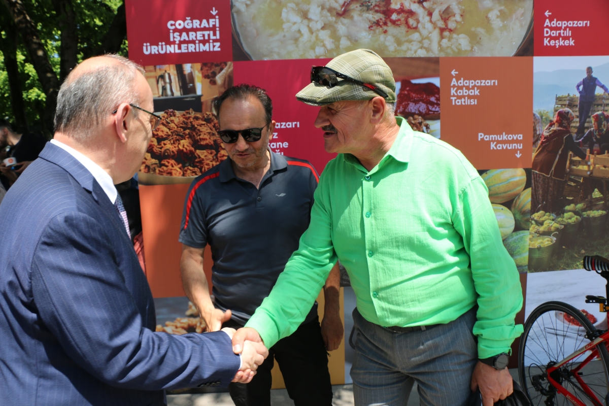 Sakarya İli Yöresel Lezzetlerimiz ve Coğrafi İşaretli Ürünlerimizin Tanıtımı programı AKM önünde gerçekleşti, Programda, Sakarya Ticaret ve Sanayi Odası ile Tüm Restoran ve Turizmciler Derneği Sakarya Şube Başkanlığınca dartı