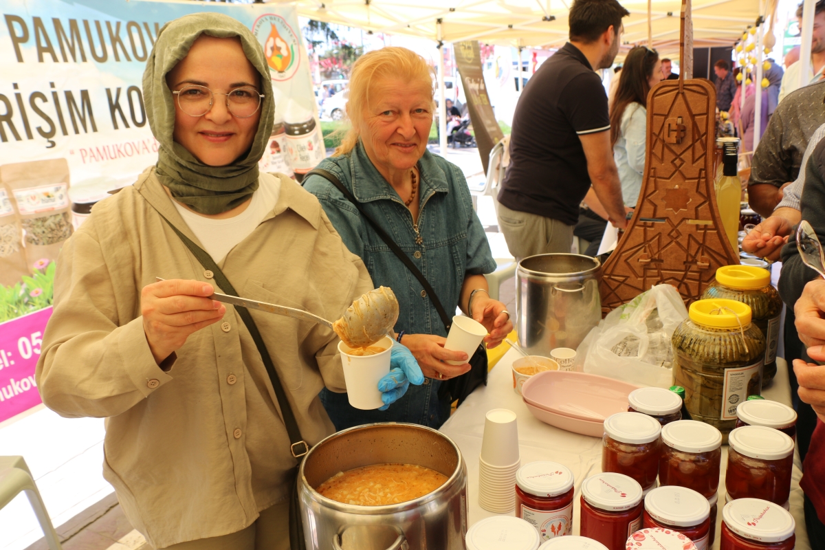 Sakarya İli Yöresel Lezzetlerimiz ve Coğrafi İşaretli Ürünlerimizin Tanıtımı programı AKM önünde gerçekleşti, Programda, Sakarya Ticaret ve Sanayi Odası ile Tüm Restoran ve Turizmciler Derneği Sakarya Şube Başkanlığınca dartı