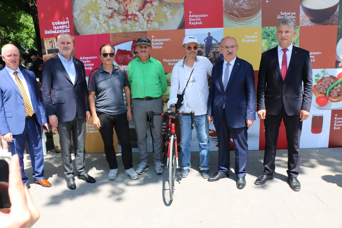 Sakarya İli Yöresel Lezzetlerimiz ve Coğrafi İşaretli Ürünlerimizin Tanıtımı programı AKM önünde gerçekleşti, Programda, Sakarya Ticaret ve Sanayi Odası ile Tüm Restoran ve Turizmciler Derneği Sakarya Şube Başkanlığınca dartı