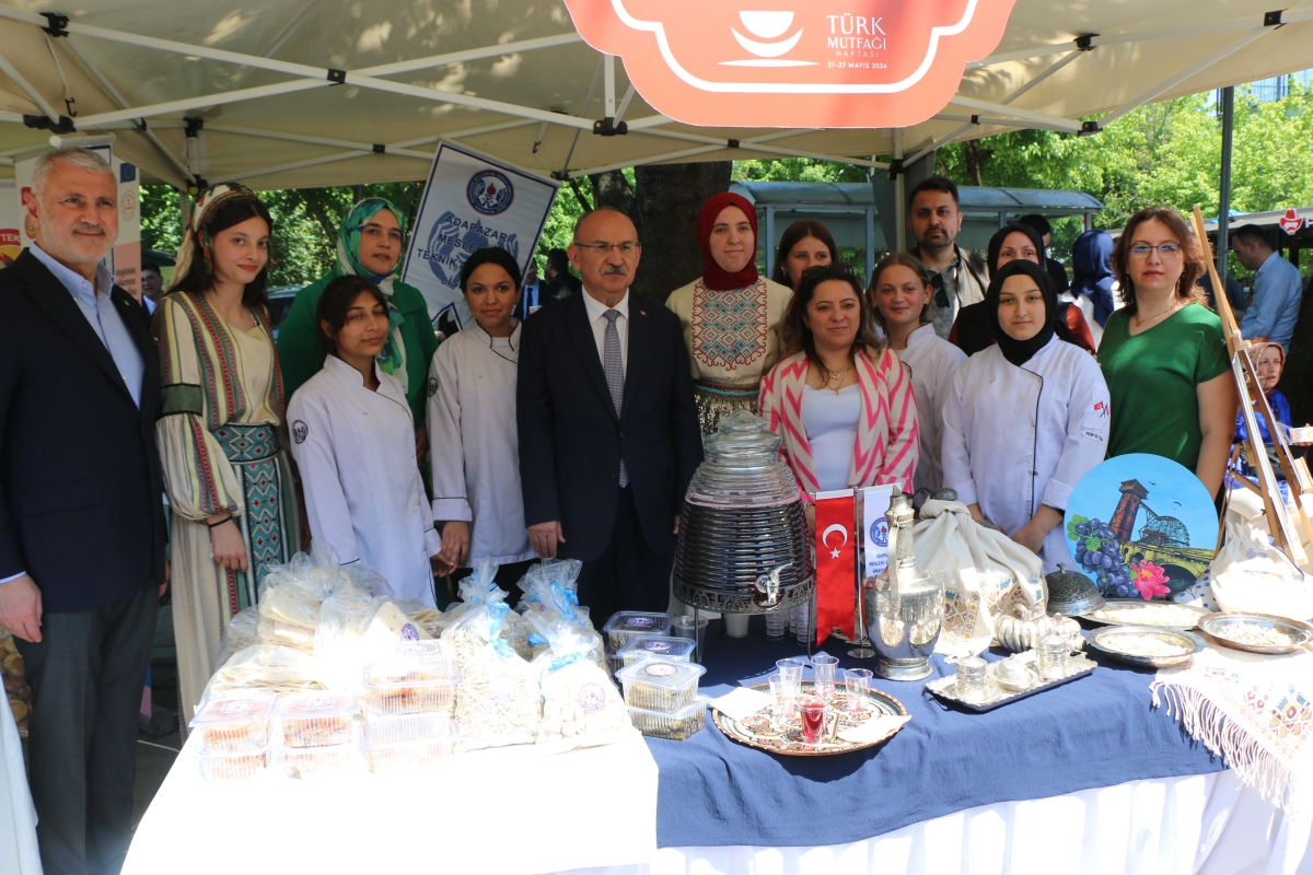 Sakarya İli Yöresel Lezzetlerimiz ve Coğrafi İşaretli Ürünlerimizin Tanıtımı programı AKM önünde gerçekleşti, Programda, Sakarya Ticaret ve Sanayi Odası ile Tüm Restoran ve Turizmciler Derneği Sakarya Şube Başkanlığınca dartı