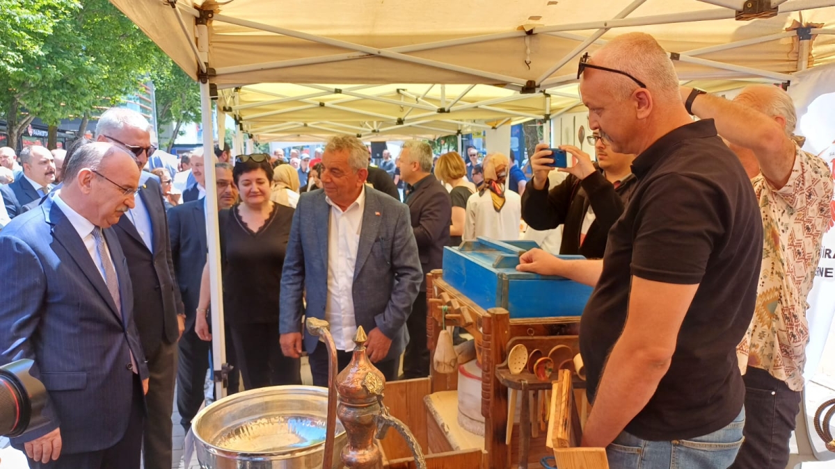 Sakarya İli Yöresel Lezzetlerimiz ve Coğrafi İşaretli Ürünlerimizin Tanıtımı programı AKM önünde gerçekleşti, Programda, Sakarya Ticaret ve Sanayi Odası ile Tüm Restoran ve Turizmciler Derneği Sakarya Şube Başkanlığınca dartı
