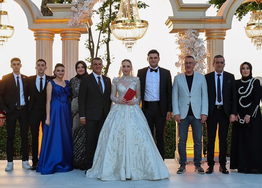 Akçalı ve Gül Ailelerinin Mutlu Günü, Akçalı Tarım’ın sahibi İbrahim Akçalı’nın oğlu Eren ile gıda sektöründe faaliyet gösteren Nesrin-Çetin Gül çiftinin kızları İrem, Altıngüneş Garden Park’ta düzenlenen düğün cemiyetiyle dü