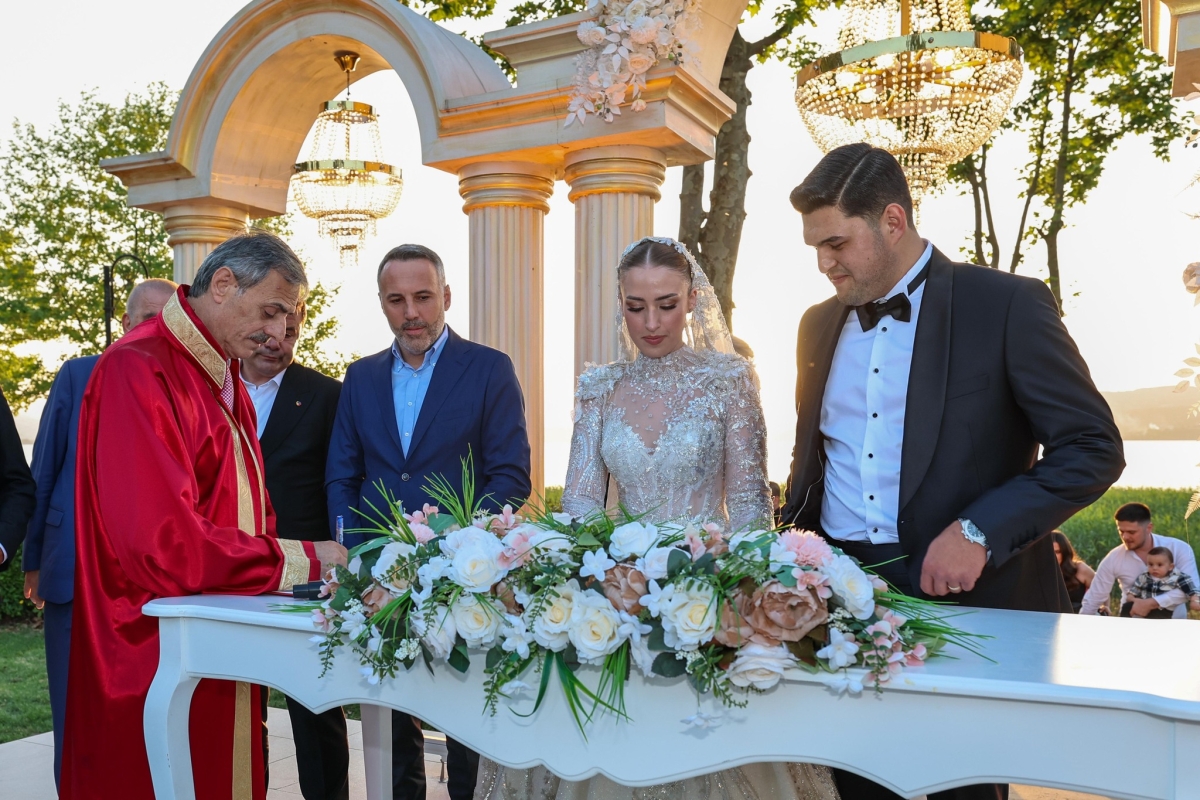 Akçalı ve Gül Ailelerinin Mutlu Günü, Akçalı Tarım’ın sahibi İbrahim Akçalı’nın oğlu Eren ile gıda sektöründe faaliyet gösteren Nesrin-Çetin Gül çiftinin kızları İrem, Altıngüneş Garden Park’ta düzenlenen düğün cemiyetiyle dü