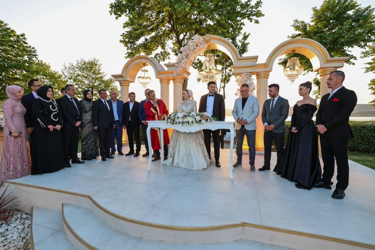 Akçalı ve Gül Ailelerinin Mutlu Günü, Akçalı Tarım’ın sahibi İbrahim Akçalı’nın oğlu Eren ile gıda sektöründe faaliyet gösteren Nesrin-Çetin Gül çiftinin kızları İrem, Altıngüneş Garden Park’ta düzenlenen düğün cemiyetiyle dü